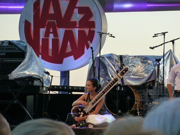 Anoushka Shankar en première partie du festival Jazz à Juan 2012