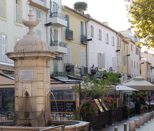 Bd de l'Aiguillon dans le Vieil Antibes avec les pubs et restaurants