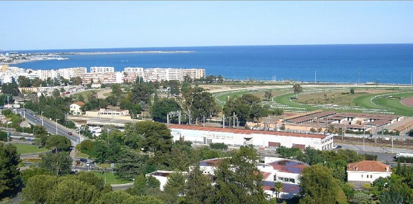 Vue de la baie des Anges à Cagnes sur Mer et de l'hippodrome de la Côte d'Azur