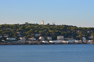 Le cap d'Antibes, ses villas les pieds dans l'eau et le phare de la Garoupe