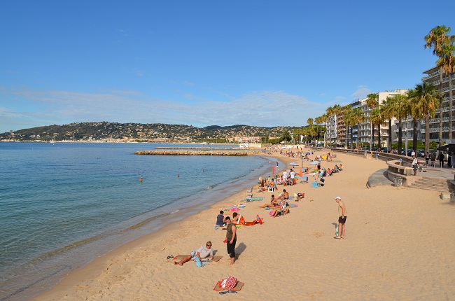 Plage publique de Juan les Pins avec vue sur Golfe Juan et l'Estérel