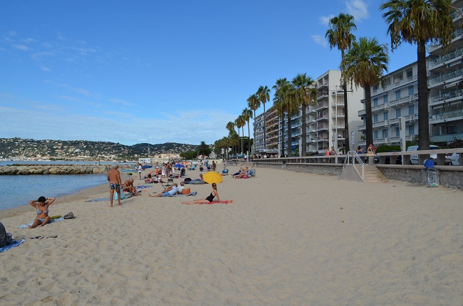 Plage de sable de Juan les Pins au début septembre