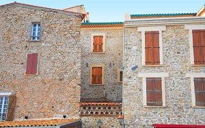 Une maison en pierre dans le Vieil Antibes, idéale pour les vacances face à la mer