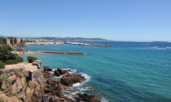 Mandelieu la Napoule: vue sur le château, le port et les îles de Lérins