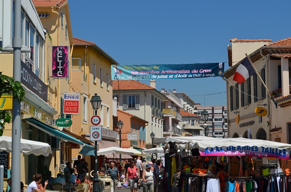 Marché du Cros de Cagnes dans la rue des Oliviers