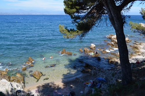 Une petite crique dans le Cap d'Antibes - calme et une eau translucide