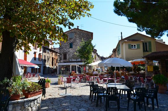 Place du village de Cabris à proximité de Grasse