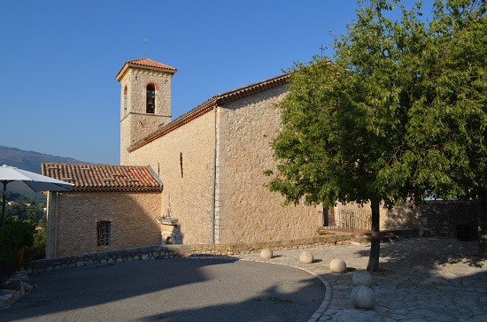 Place du château de Cabris avec son église