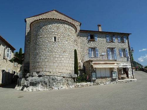 Sur la place de Gourdon, de belles maisons restaurées