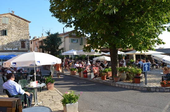 Place principale de Cabris avec des restaurants et cafés