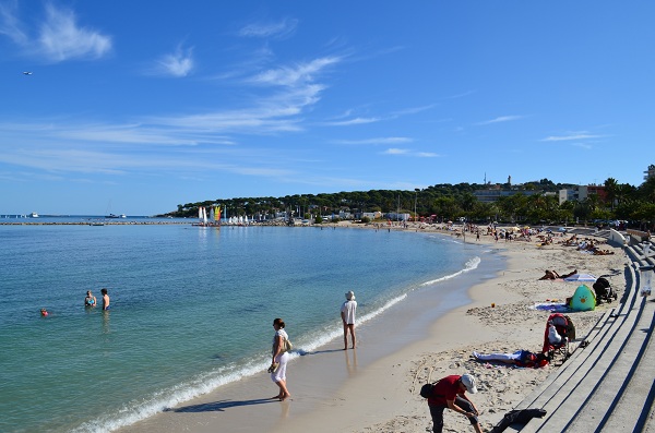 Une plage de sable à Antibes en hiver entre la vieille ville et le Cap d'Antibes