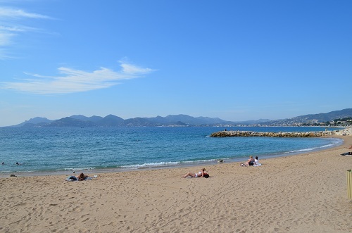 Plage sur le boulevard du Midi à Cannes