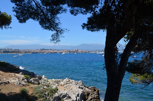 Une plage à l'entrée du Cap d'Antibes face à la vieille ville d'Antibes