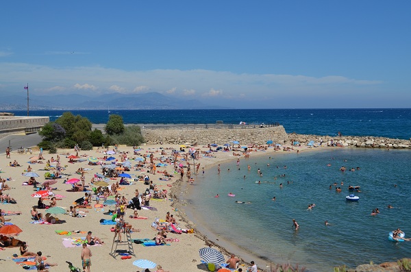 Plage de la Gravette à Antibes pendant l'été