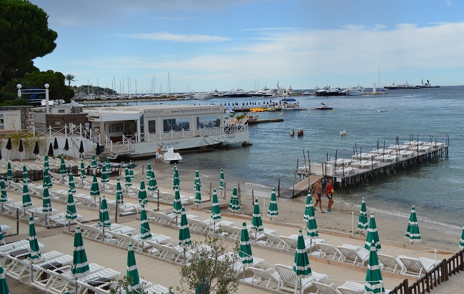 Plage de Juan avec vue sur le port