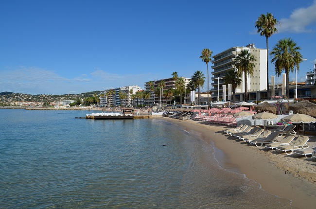 Plages privées de Juan les Pins au début du boulevard du littoral