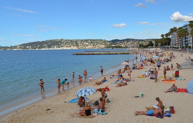 Plage de Juan les Pins sur le boulevard du littoral