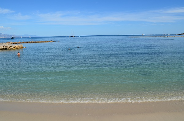 Une plage de sable à proximité de la plage de la Salis