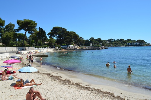 Une plage de sable publique à l'entrée du Cap d'Antibes à la sortie de Juan les Pins (plage des Ondes)