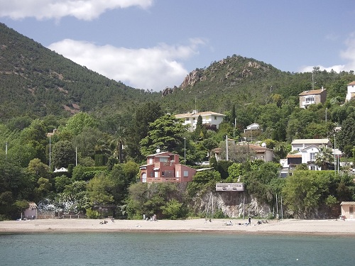 Plage et station balnéaire de Théoule sur Mer avec vue sur l'Esterel