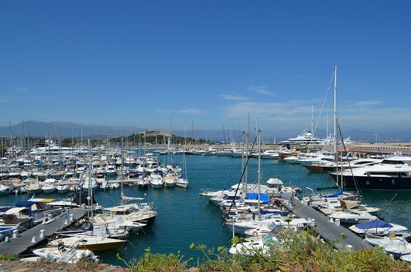 Vue sur le port Vauban d'Antibes depuis la promenade de l'Amiral de Grasse