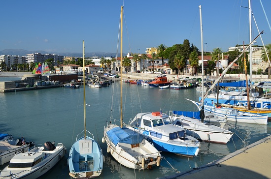 Le port de Cagnes sur Mer avec la plage en arrière plan