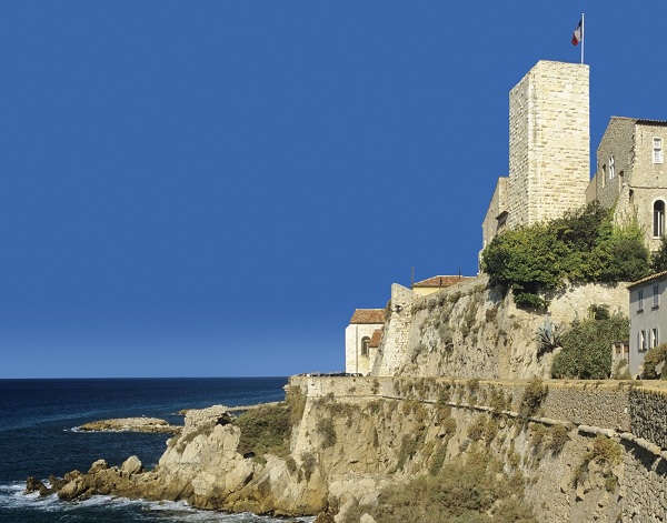 Promenade en bordure du Vieil Antibes en bord de mer sur les remparts