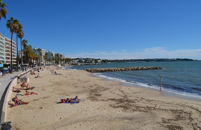 Public beach in Juan les Pins