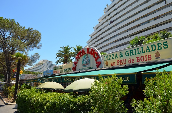 Shops and restaurants in the Baie des Anges Marina