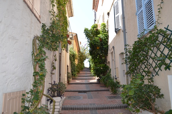 Rue du Bas Castelet in the Safranier Quarter in Antibes