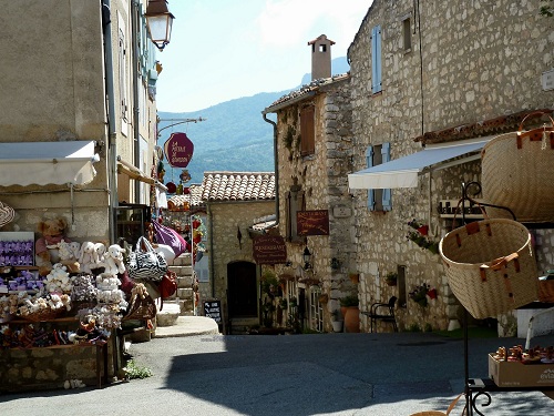 Maisons et commerces dans Gourdon