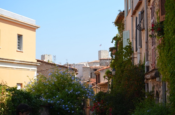 Vista della città vecchia di Antibes e del Museo Picasso dal Safranier