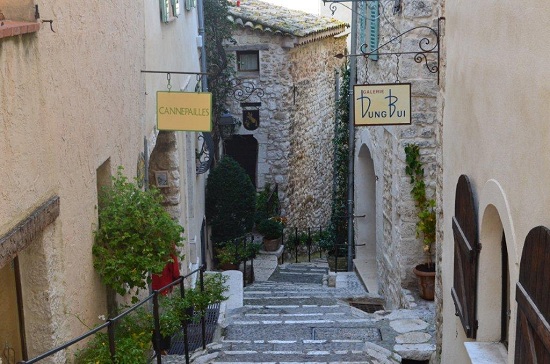 Une ruelle de St Paul perpendiculaire à la Grande Rue