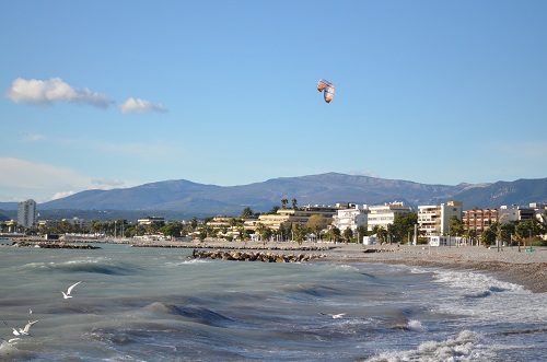 Bord de mer de St Laurent du Var en hiver avec un kitesurf (proximité de Cap 3000)