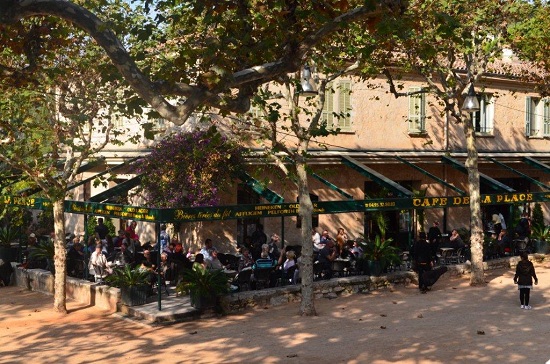 Le terrain de pétanque de St Paul de Vence avec ses platanes et son café