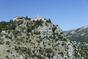 Un village perché autour de Grasse dans les Alpes Maritimes