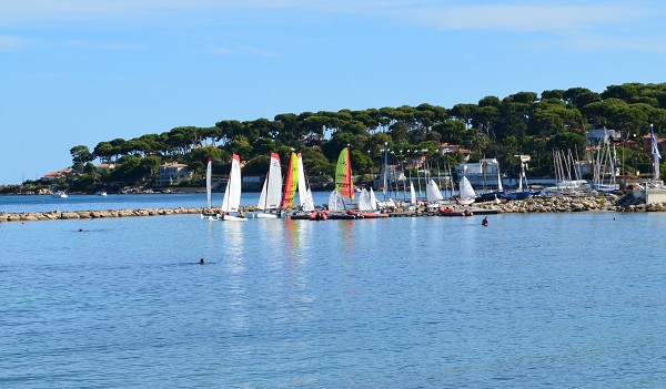 Vue sur le Cap d'Antibes depuis la plage de la Salis